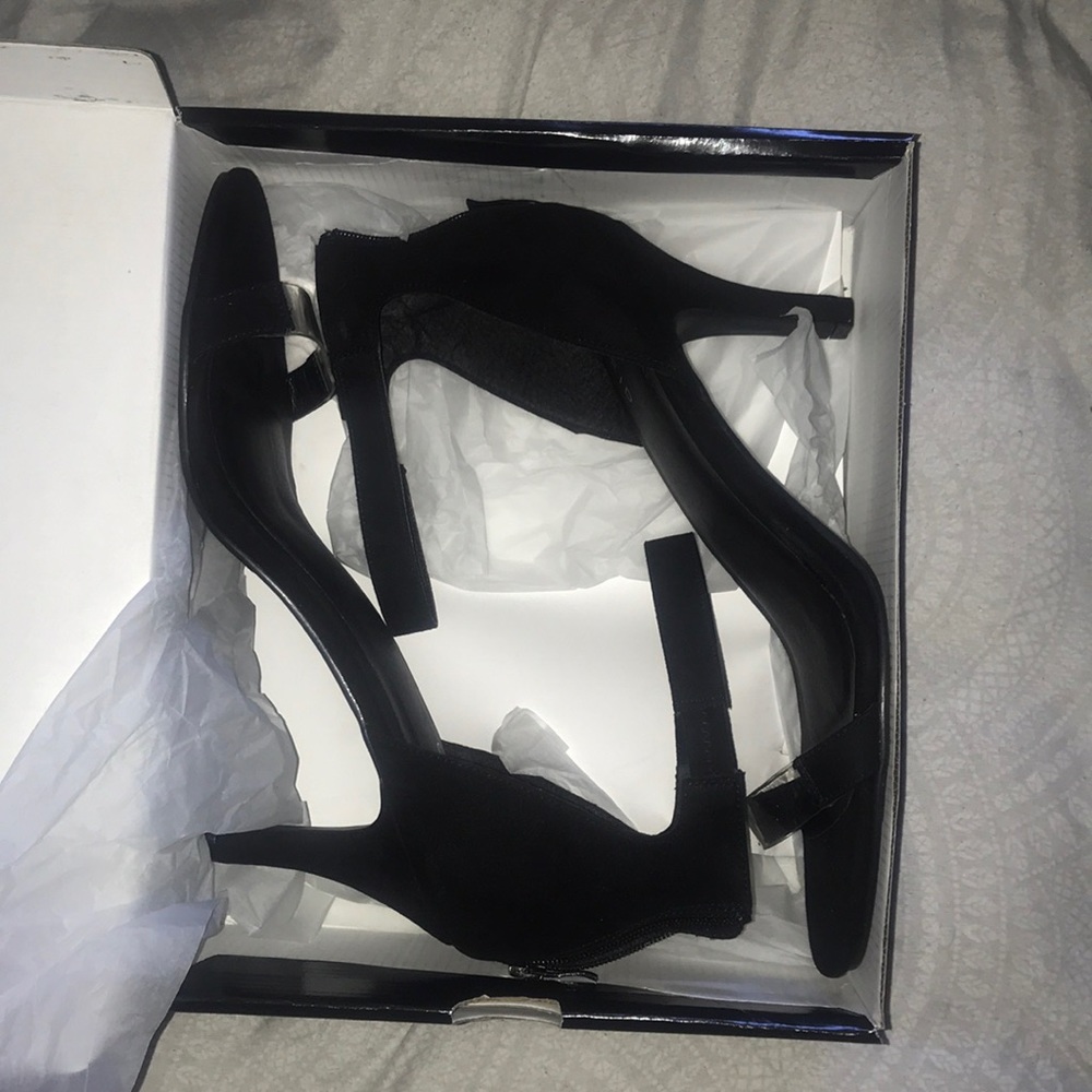 Black heels never worn